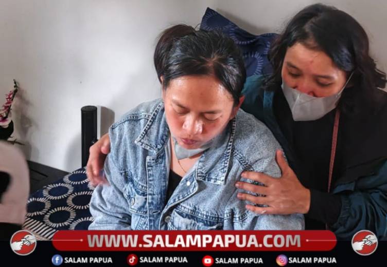 Tampak Nyonya Aris lemah menahan kesedihan setibanya di Kenyam, Nduga, Kamis (17/9/2026)(Salampapua.com/Elea Worom)