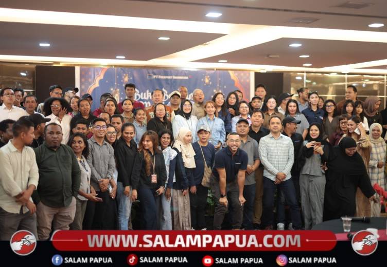 Foto bersama usai Buka Bersama Media Timika dengan PT Freeport Indonesia di Ballroom Hotel Horison Diana, Rabu (25/2/2026)(Salampapua.com/Albert Worabai)