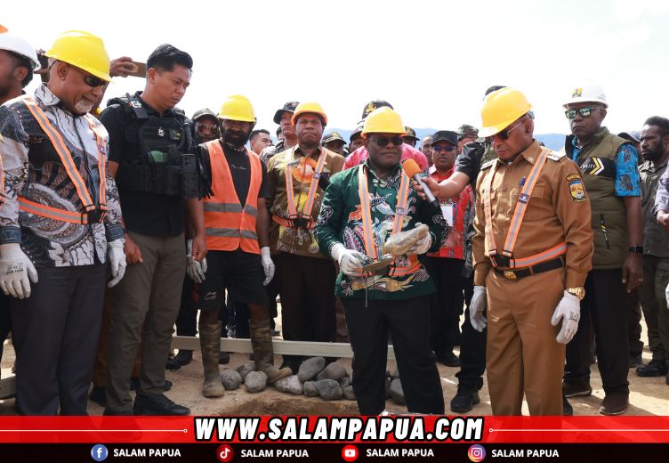 Gubernur Papua Tengah Meletakkan Batu Pertama Pembangunan Guest House Di Puncak