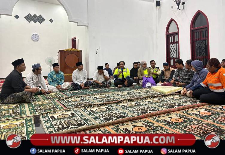 Suasana ramah tamah pihak PT Petrosea Tbk Timika bersama jamaah Masjid Al Ikhlas Kampung Kamoro Jaya, SP1, Timika, Jumat (13/3/2026)(Salampapua.com/Evita)