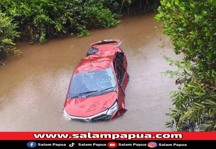 Diduga Mabuk, Mobil Warga Timika Tercebur Ke Kali Di Poumako