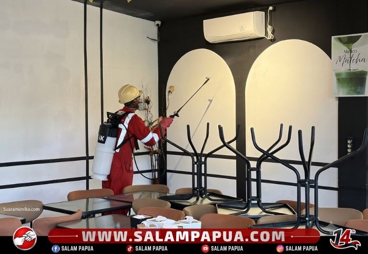 UPTD Malaria Center Mimika Lakukan IRS Di Kafe Jalan Belibis