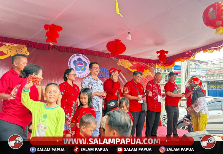 Penutupan Festival Pasar Imlek 2026, PSMTI Mimika Bagikan Ratusan Angpao