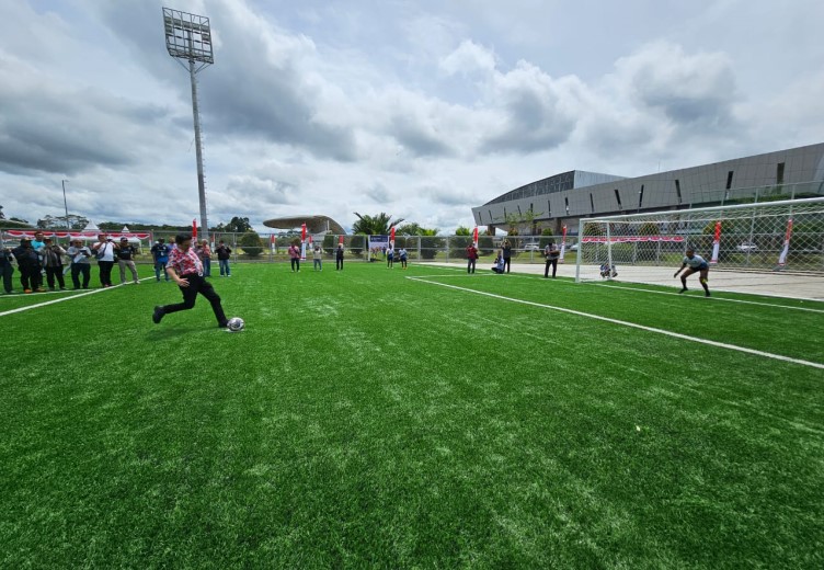 Presdir PTFI Resmikan Fasilitas Baru Di Mimika Sports Complex: Lapangan Sepak Bola Sintetis Dan Gymnasium