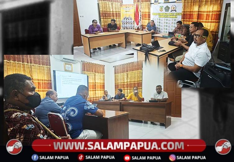 Suasana rapat evaluasi pelaksaaan Mini Soccer Kerukunan FKUB Cup I dan persiapan Konser Kerukunan Jumat malam dipimpin Ketua FKUB Mimika, Dr Jeffrey HUtagalung, MPhil di kantor FKUB, Jalan Yos Sudarso pada Kamis (15/10/2026)(Salampapua.com/Sianturi)