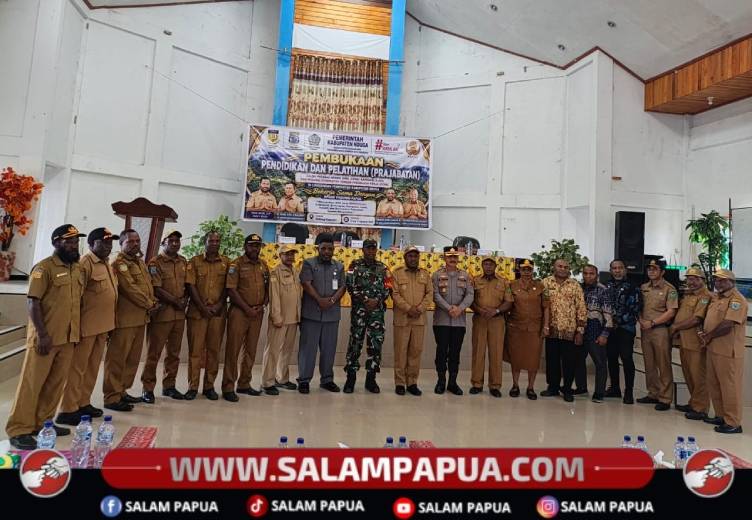 Bupati Nduga, Yoas Beon, SIP dan Kepala BPSDM Provinsi Papua Tengah, Emanuel Korey, S.Sos bersama Forkompimda usai acara pembukaan prajabatan CPNS K2 dan P3k Nduga di Gedung Kagayem Kenyam, Senin (3/8/2026)(Salampapua.com/Elea Worom)