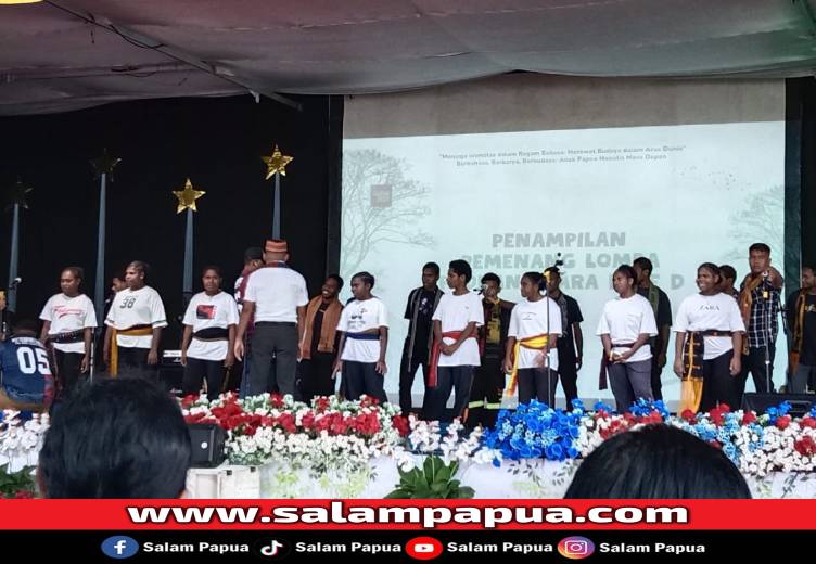 Penampilan paduan suara di SATP pada peringatan HUT Sumpah Pemuda dan Bulan Bahasa, Selasa (28/10/2025) (Salampapua.com/Evita)