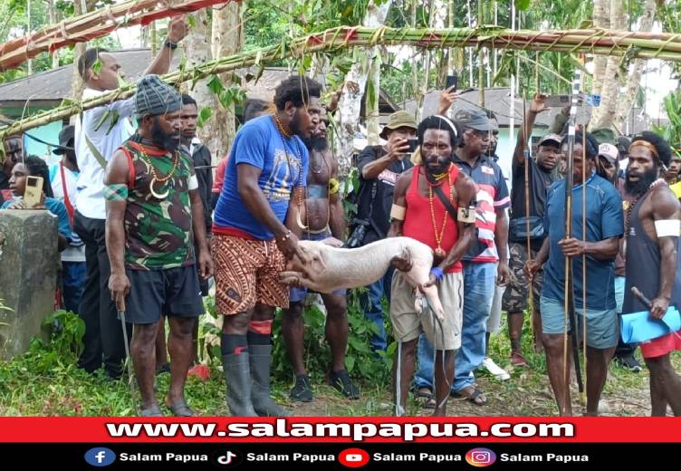 Lewat Prosesi Adat Patah Panah, Konflik Kwamki Narama Resmi Berakhir