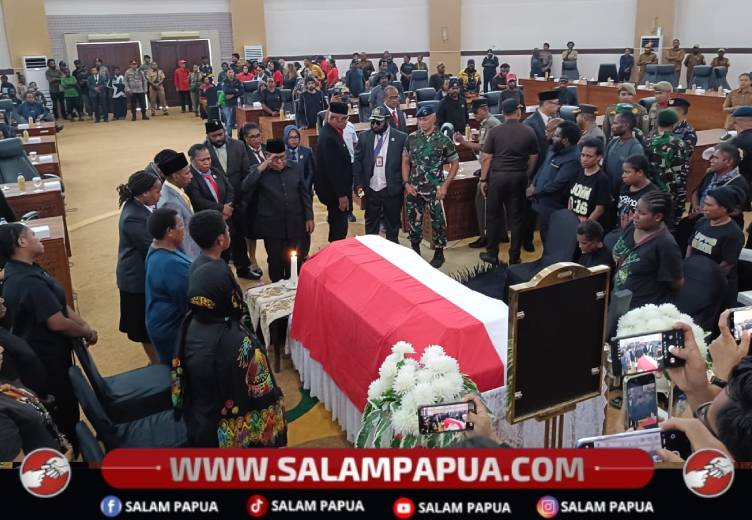 Isak Tangis Keluarga Iringi Paripurna Pelepasan Jenazah Wakil Ketua II DPRK Mimika Karel Gwijangge