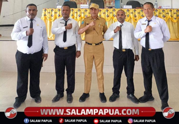 Kepala BKPSDM Kabupaten Nduga, Septinus Pondayar, S.Pd., M.Pd bersama perwakilan peserta prajabatan K2 dan P3K Nduga usai penutupan, Senin (10/8/2026)(Salampapua.com/Elea Worom)