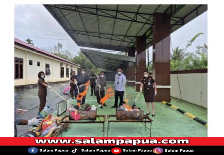 Kejaksaan Negeri Mimika Musnahkan 41 Barang Bukti