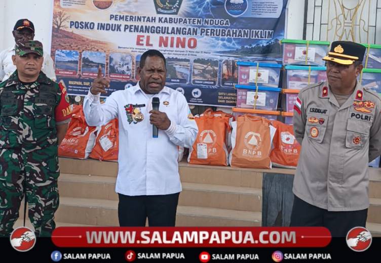 Bupati Kabupaten Nduga, Yoas Beon, S,IP didampingi Dandim 1706/Nduga Letkol Inf Ardian Kristiawan, S.E., dan Kapolres Nduga Kompol Erol Sudrajat menyampaikan arahan kepada warga Nuga di di Posko Induk Penanggulangan Perubahan Iklim El Nino, Kenyam, Kamis (10/9/2026)(Salampapua.com/Elea Worom)