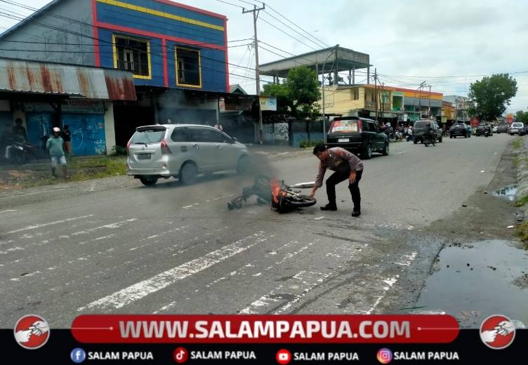 Diduga Rebutan Pacar, Tawuran Pelajar Di Timika Berujung Pembakaran Motor