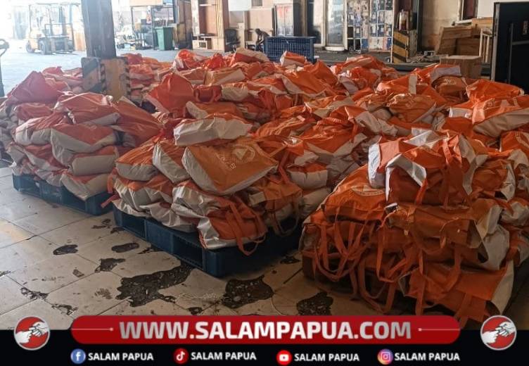 Bantuan Logistik dan Peralatan (Banlogpal) dari Badan Nasional Penanggulangan Bencana (BNPB) sebagai dukungan pemerintah pusat dalam penanganan darurat dan pemulihan masyarakat pascabencana di Kabupaten Nduga, Papua Pegunungan di Bandara Kenyam, Senin (31/8/2026)(Salampapua.com/Dokumen Humas Pemkab Nduga)