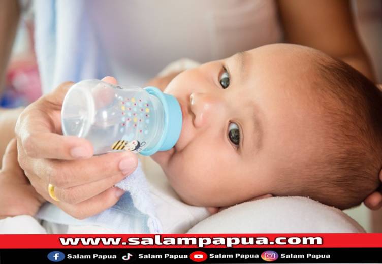 Kapan Bayi Boleh Minum Air Putih?