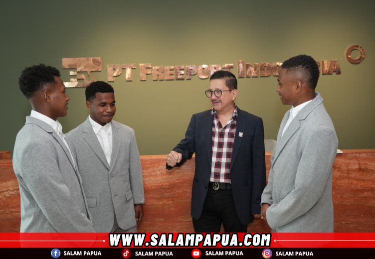 Presiden Direktur PTFI Tony Wenas beramah tamah dengan para pemain muda PFA yang akan mengikuti Elite Camp 2026 di Austria (kiri ke kanan: Yance Glen Imbiri, Jupri Kogoya, Tony Wenas, Dolvi T. Salossa) (salampapua.com/Foto: Corp.Comm PTFI)
