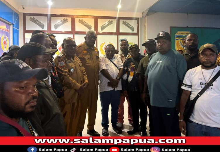 Pasca Penemuan Mayat Di Jila, Bupati Mimika Salurkan Bantuan Sembako Untuk Pengungsi