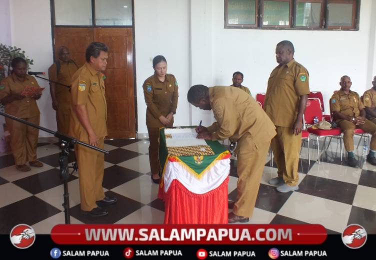 Bupati Nduga, Yoas Beon, S.IP menandatangani serah terima jabatan Sekda Nduga dari Plt Muh Tahir kepada Sekda definitif, Gay Murig di Kantor Bupati Nduga di Kenyam, Selasa (15/9/2026)(Salampapua.com/Elea Worom)