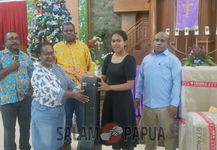 Membangun Komitmen Juara Umum Pada Pesparawi XIV Se-Tanah Papua, LPPD Mimika Gelar Ibadah Bersama Dan Memberikan Alat Musik Bagi Peserta Lomba