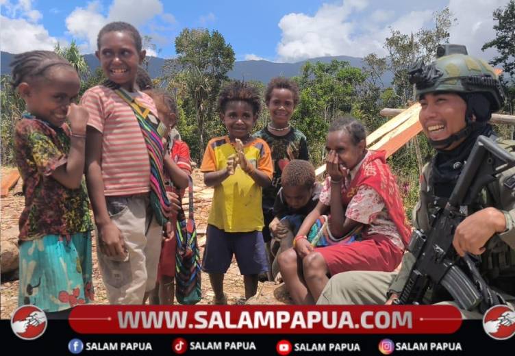 Saat Polisi Dan Anak-Anak Papua Tertawa Bersama Di Sugapa