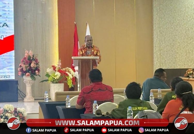 Sambutan Staf Ahli Bidang Ekonomi dan Pembangunan Setda Mimika, Firon Balinol Mom (salampapua.com/Evita)