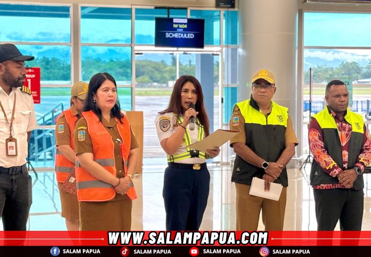 Sambutan Kepala Dinas Perhubungan Kabupaten Mimika, Jania Basir Rante Danun pada launching penerbangan perdana subsidi angkutan udara perintis lima rute, yang dilaksanakan di Bandara Mozes Kilangin Timika, Senin (9/2/2026) (salampapua.com/Evita)