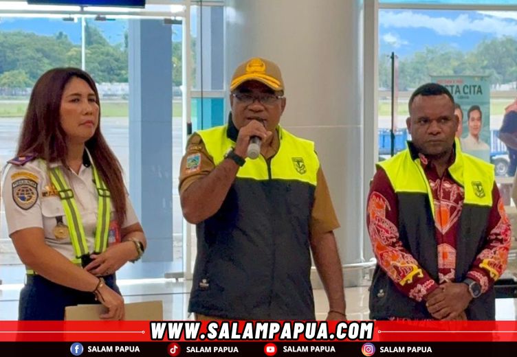 Sambutan Bupati Mimika Johannes Rettob, yang dibacakan Asisten I Bidang Kesejahteraan Rakyat, Sekretariat Daerah Mimika, Ananias Faot, pada launching penerbangan perdana subsidi angkutan udara perintis lima rute, yang dilaksanakan di Bandara Mozes Kilangin Timika, Senin (9/2/2026) (salampapua.com/Evita)