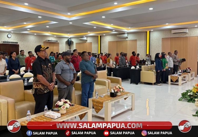Peserta saat menyanyikan lagu Indonesia Raya pada pembukaan Musrenbang Distrik Kwamki Narama (salampapua.com/Evita)